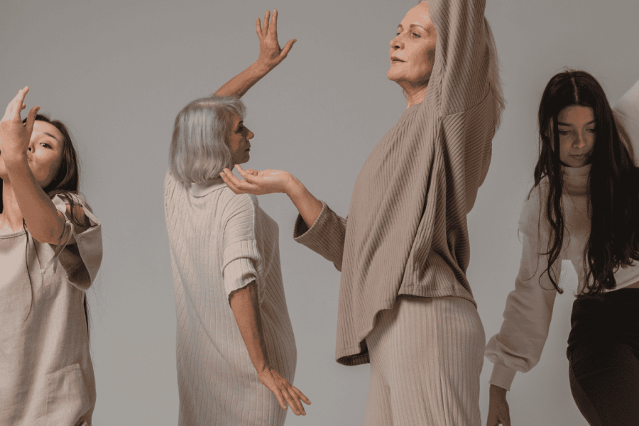4 Gründe für Tanz im Erwachsenenalter – vier Frauen unterschiedlichen Alter zeigen Freien Tanz