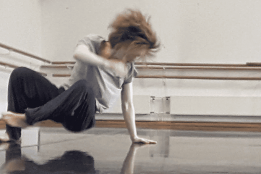 Eine Tänzerin zeigt ein Solo in zeitgenössischem Tanz