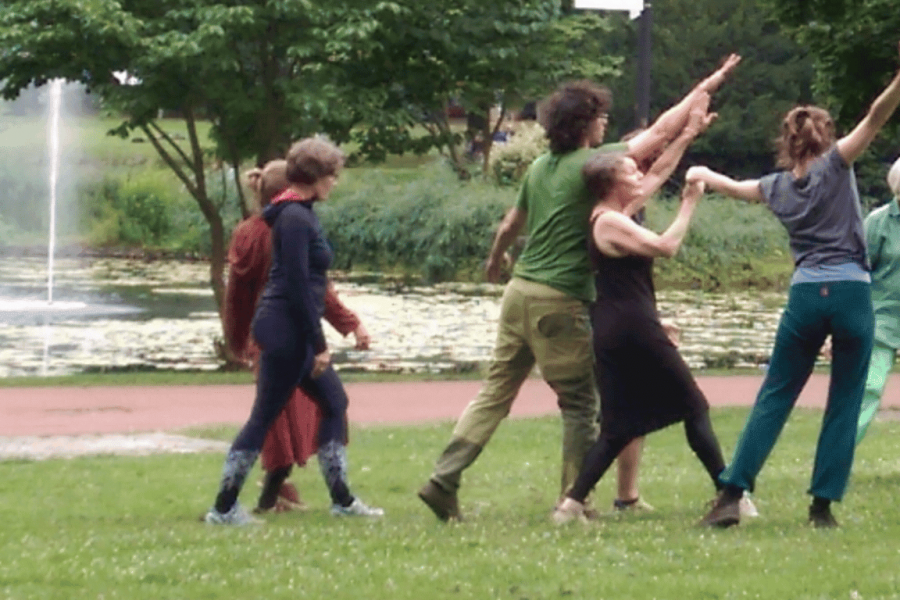 Eine Gruppe tanzt im Park