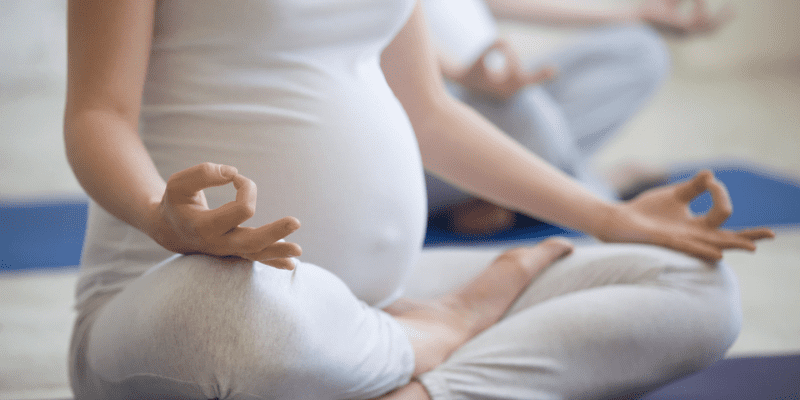 Schwangere Frau übt ein Mudra im Prenatal Yoga