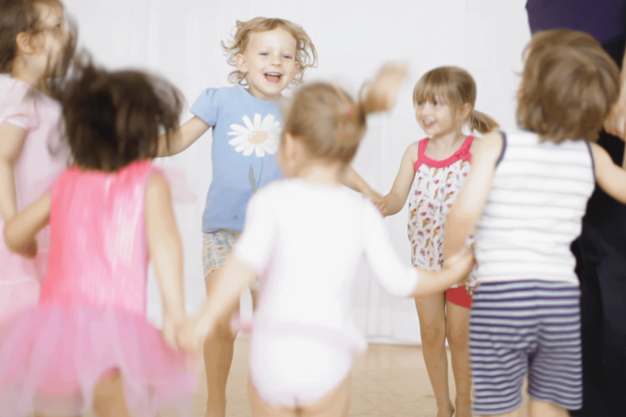 Kreativer-Kindertanz-Tanzen-Im-Kreis-gemeinschaft-und-Spass-bei-TANZ-IM-LADEN@knsy.de_[1]
