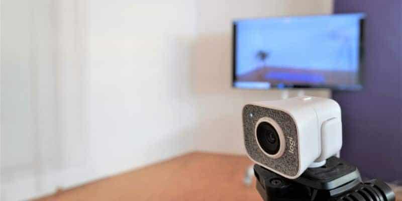 im Vordergrund ist die Webcam für den Hybrid- und Onlineunterricht zu sehen, im Hintergrund der große Bildschrim