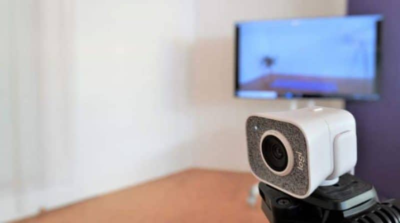 im Vordergrund ist die Webcam für den Hybrid- und Onlineunterricht zu sehen, im Hintergrund der große Bildschrim