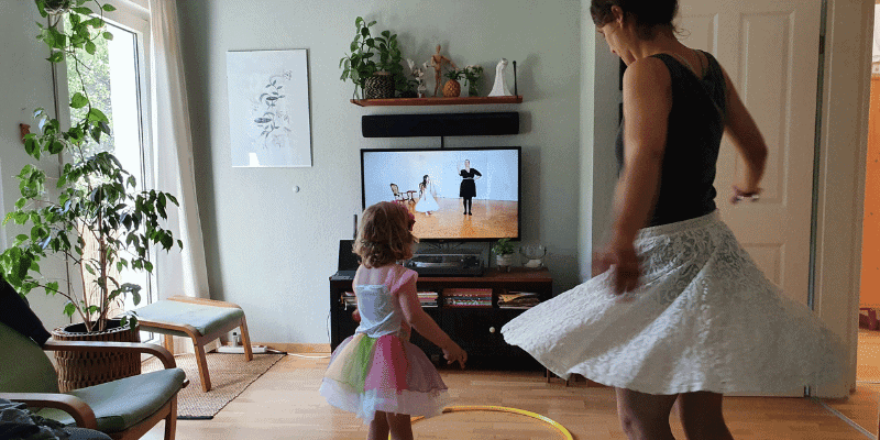 Mutter und Kind tanzen den Prinzessinnentanz Videokurs zuhause