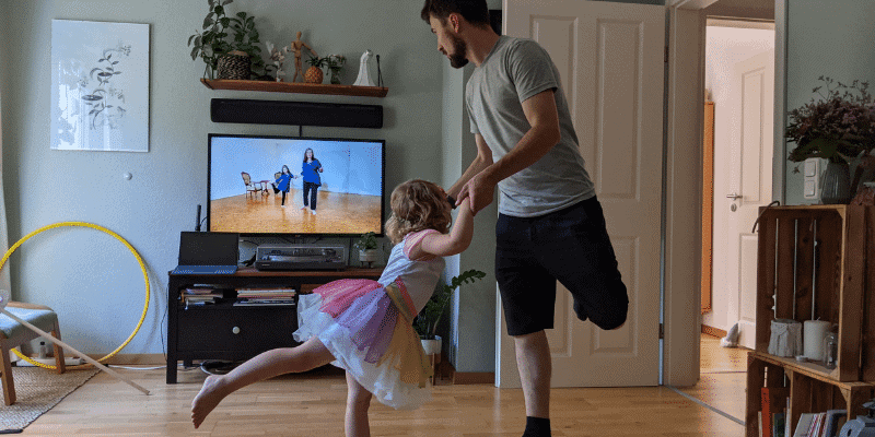 Vater und Kind tanzen den Prinzessinnentanz Videokurs zuhause