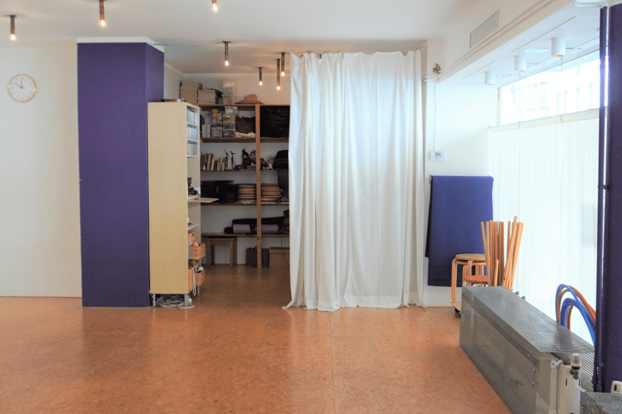 Der Tanzraum, mit Blick auf eine Regal mit unterschiedlichen Materialien & Hilfsmitteln für den Unterricht